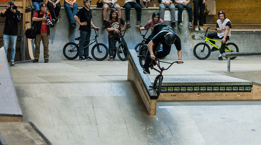 Bitte einmal hier entlang für 40 Fotos und die Ergebnisse vom 1. Lauf der 20inch Trophy 2017 in der Skatehalle Innsbruck.