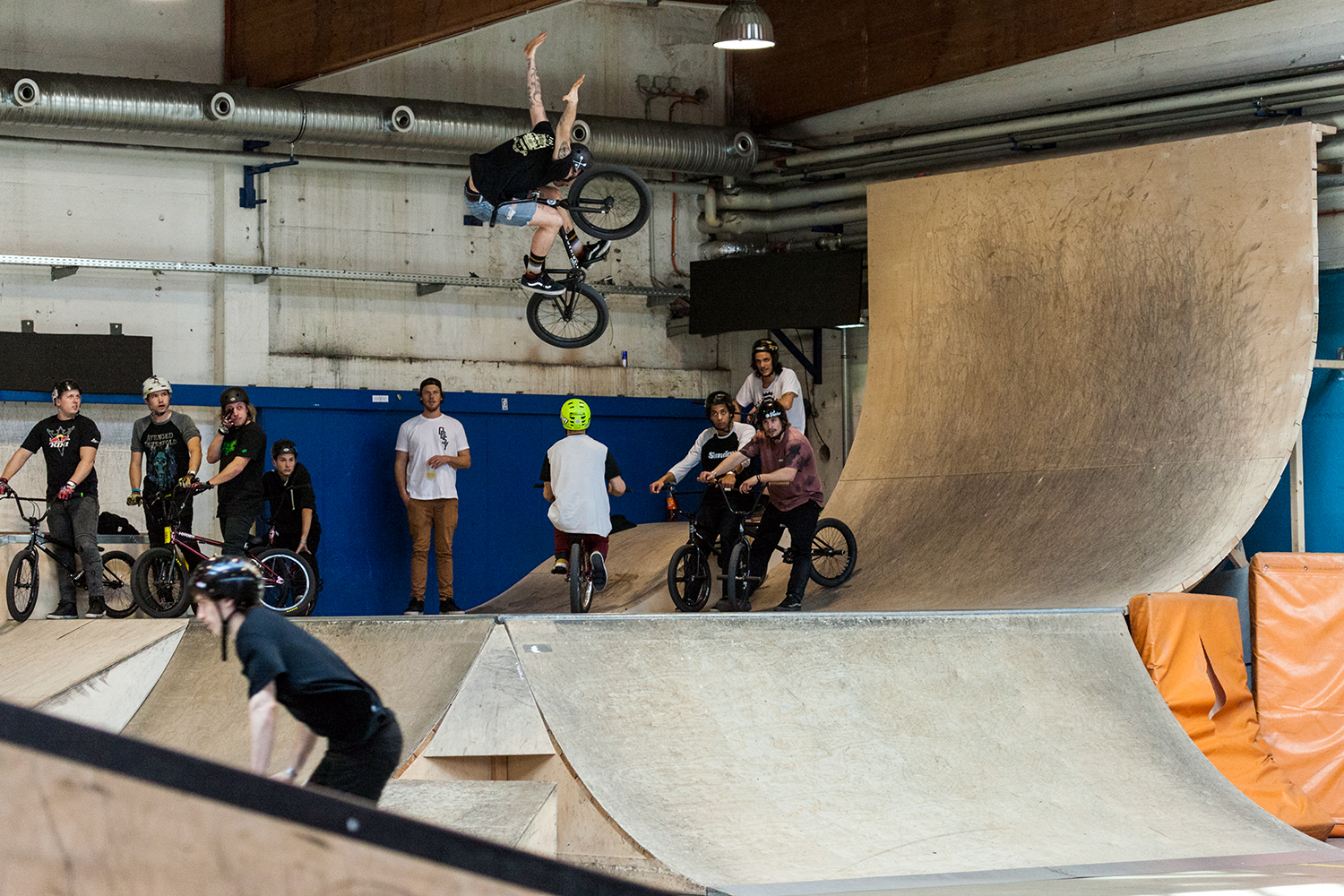 Andi Wohnig kugelt sich über die Hip die Schultern aus; Foto: Sebastian Marggraff
