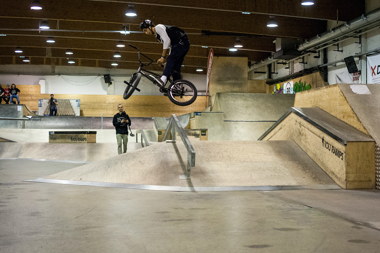 180 Bizzla übers Rail ins Flat von Daniel Portorreal; Foto: Sebastian Marggraff