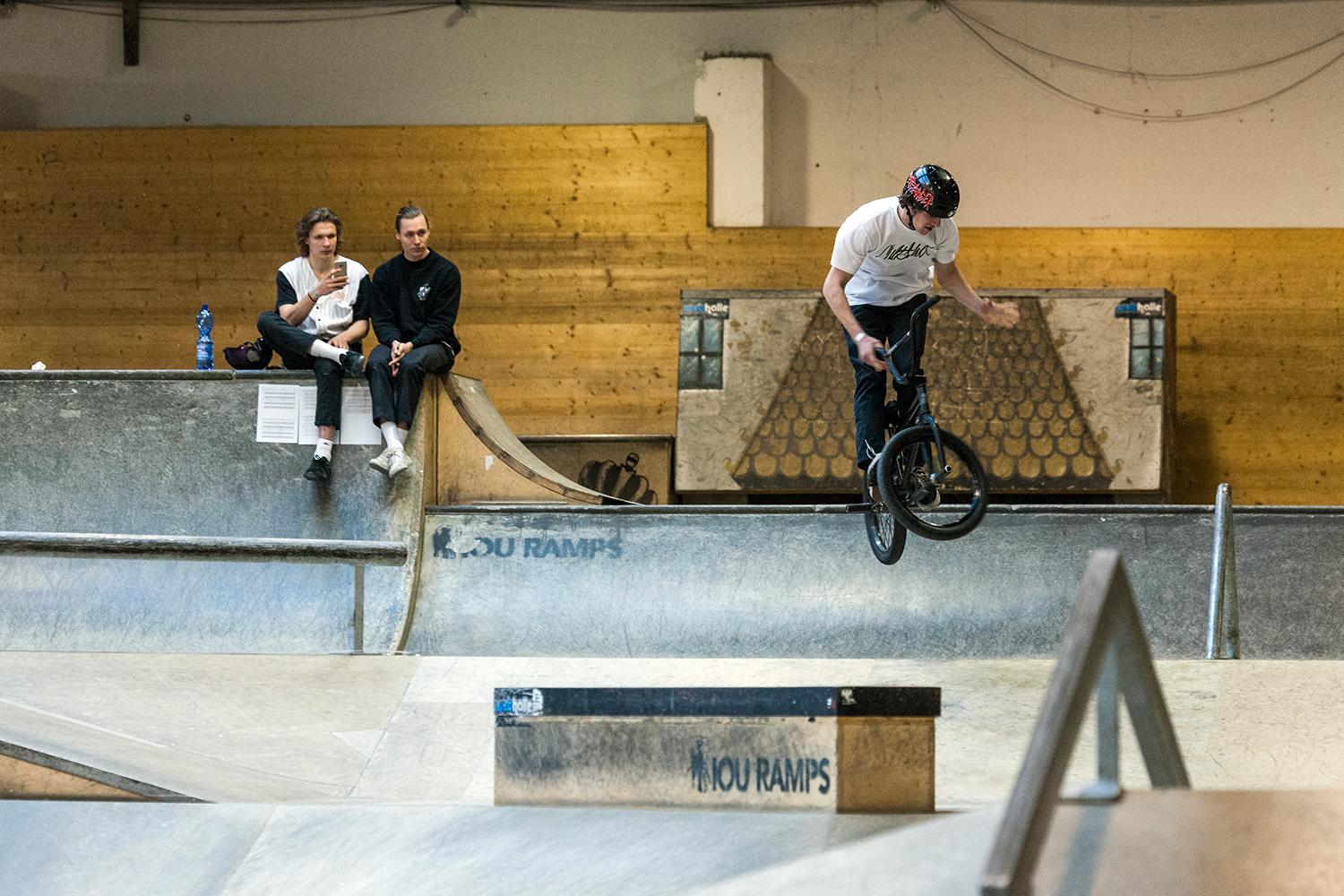 Tom Weikert mit einem Ful Cab Bars vor den wachsamen Augen seiner Homies von der Steezy Crew; Foto: Sebastian Maggraff