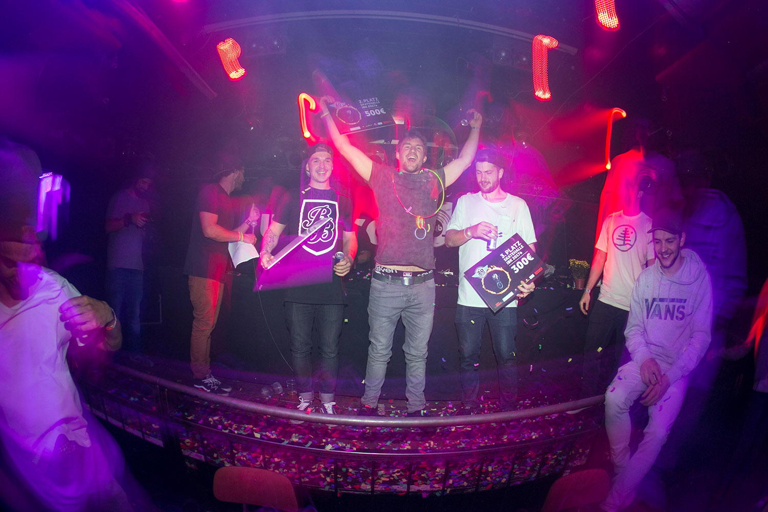 Die Gewinner des 1. Laufs der 20inch Trophy in der Skatehalle Innsbruck (v.l.n.r.): der Gewinner Tobias Freigang, JB Peytavit freut sich über den zweiten Platz und Daniel Tünte wurde Dritter; Foto: Fabio Craco