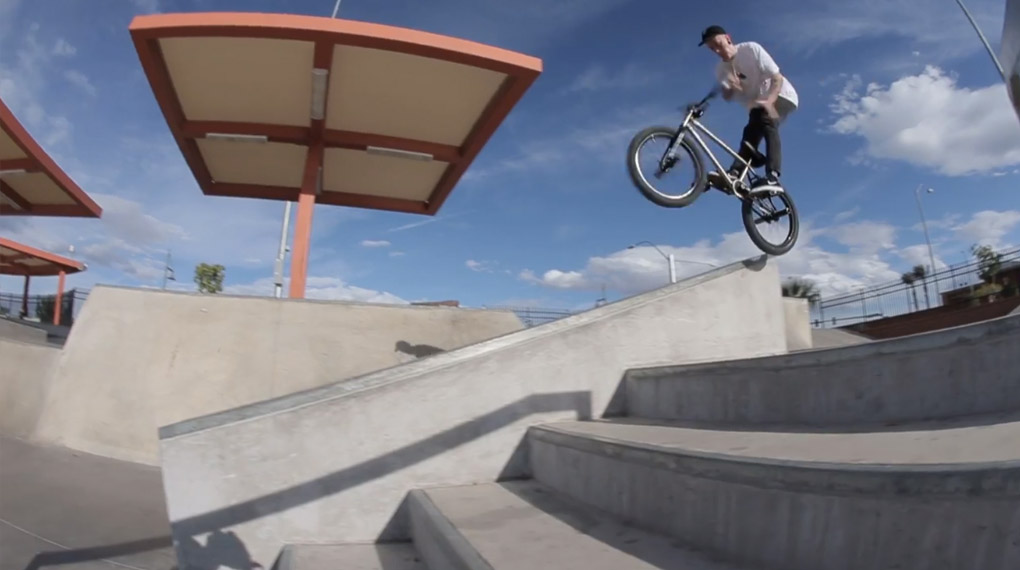 Garrett Reynolds, Chad Kerley, Dennis Enarson und Felix Prangenberg vom Nike-BMX-Team zerlegen in diesem Video zwei Betonparks in der Wüste von Nevada.