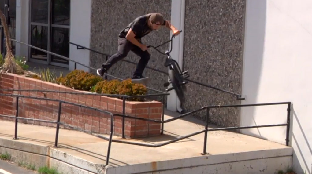 Garrett Reynolds schüttelt ein paar Knallerclips aus dem Ärmel, um die Werbetrommel für seine Signatureline von Fiend BMX zu rühren.