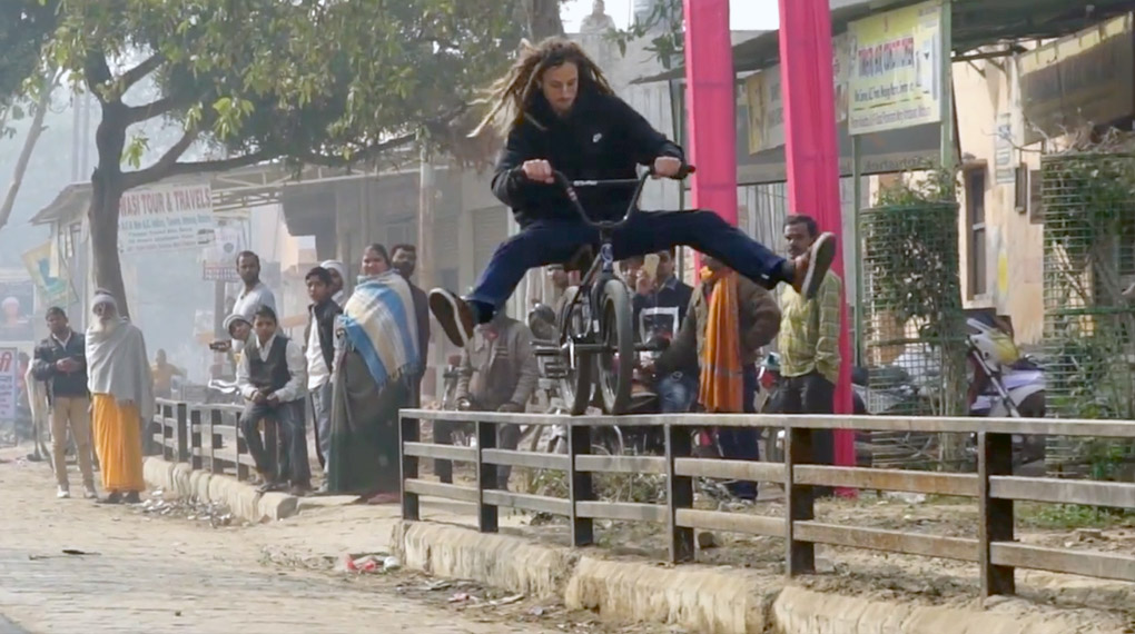 Joris Coulomb hat sich auf der Suche nach innerem Frieden und neuen Streetspots nach Indien begeben. Hier ist das überaus sehenswerte Video von seiner Reise