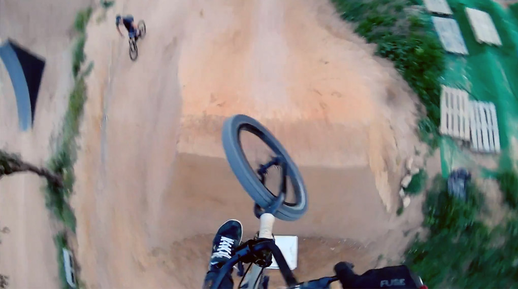 Sportliche Höchstleistung vor den Toren von Barcelona: Simon Moratz fährt in diesem Video alle Lines des La Poma Bike Parks in einem Rutsch durch.