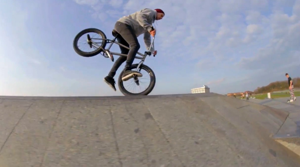 Markus Lange, Andrej Mitic von der Ride With Friends Crew aus Berlin sind mit Robert Tkalcec und Kristian Gergeta eine Session am Tempelhofplaza gefahren.