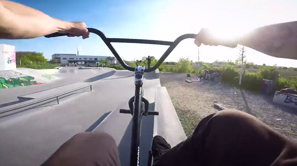 Der kunstform und Radio-Bikes-Teamfahrer Robin Kachfi hat sich eine Actionkamera umgeschnallt und damit ein paar Lines im Skatepark von Mannheim gefilmt.