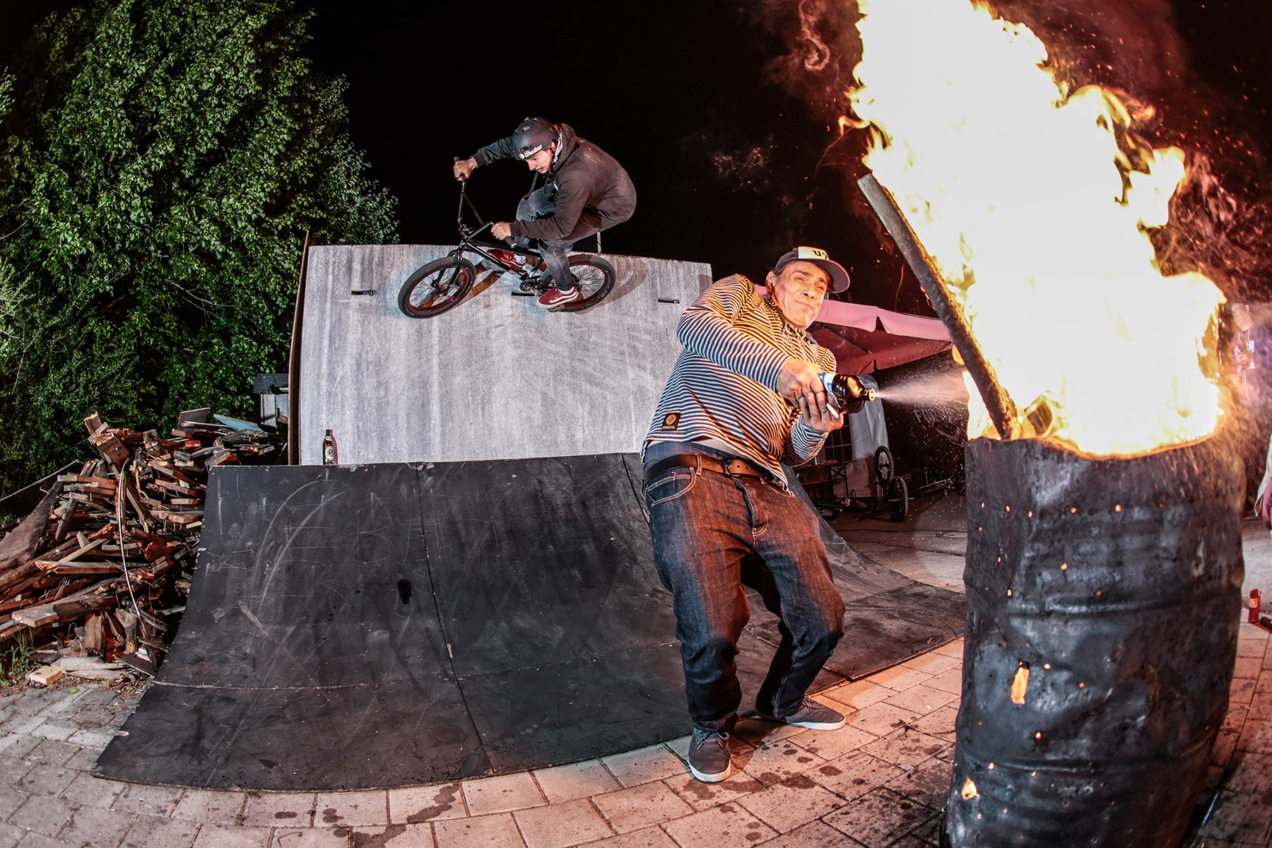 Evan Brandes trudelte mit seinen Eltern erst kurz vor Einbruch der Dunkelheit ein, aber zum Glück gab es ja eine Feuertonne, so dass er diesen Wallride performen konnte