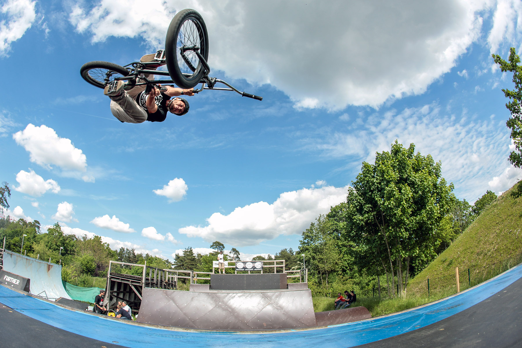 Fabian Stobbe beendete seinen mehrwöchigen Barcelonaaufenthalt gerade rechtzeitig, um in Lohhof mit wunderschönen Toboggans durch die Minirampe zu flowen