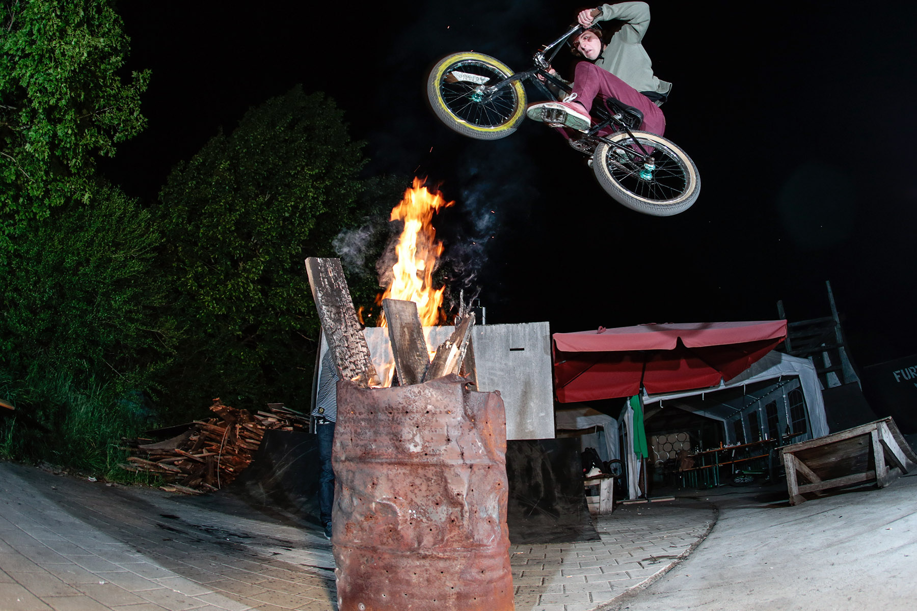 Konsty Rudobashta konnte den Weitsprungcontest über besagte Feuertonne für sich entscheiden. Über den Kicker zu springen, ist übrigens selbst bei Tageslicht lebensgefährlich