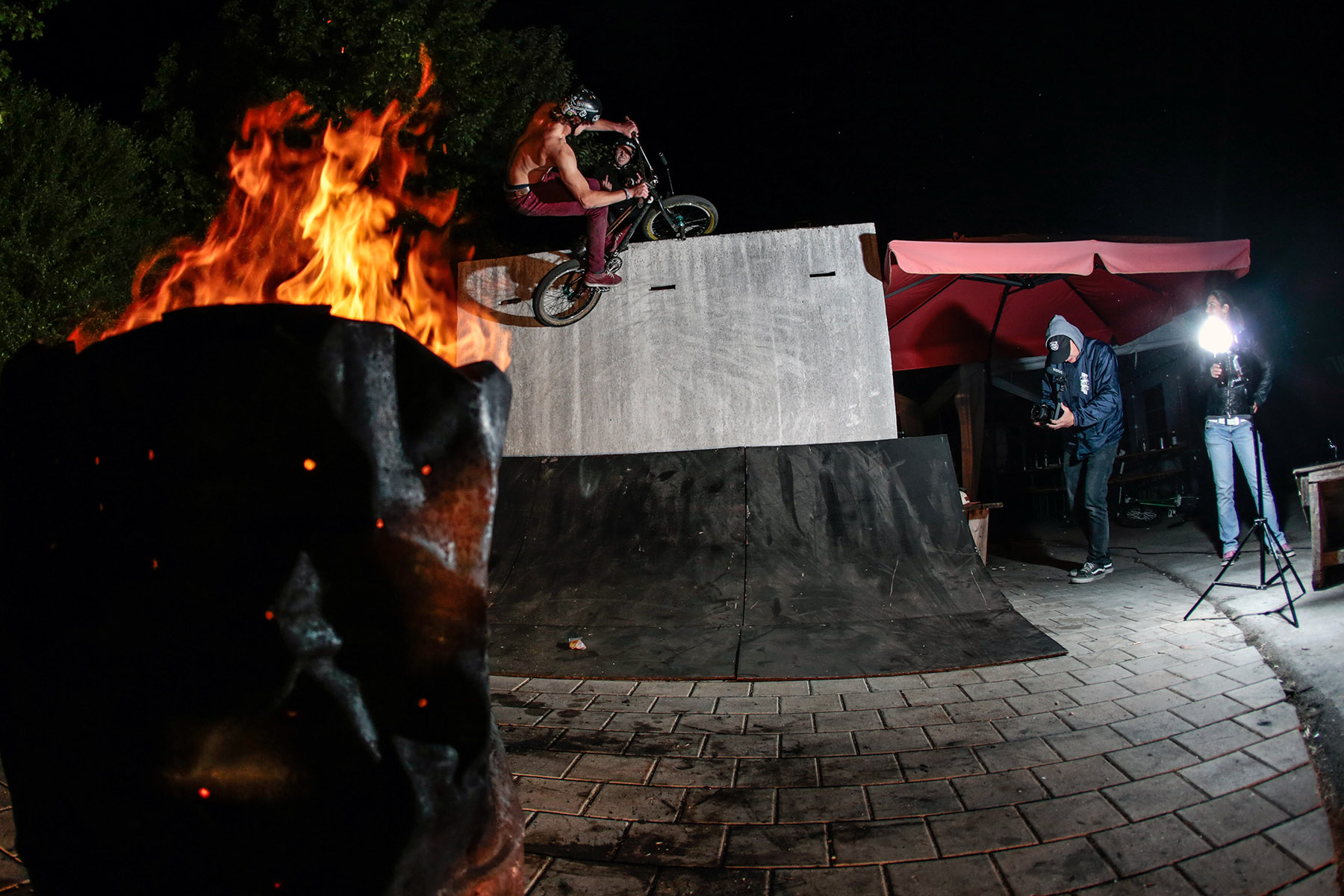 Und weil er schon mal in Stimmung war, zog sich Konsty nach dem Weitspringen sein T-Shirt aus und erkämpfte sich mit freiem Oberkörper diesen Downside Smith. Prost!