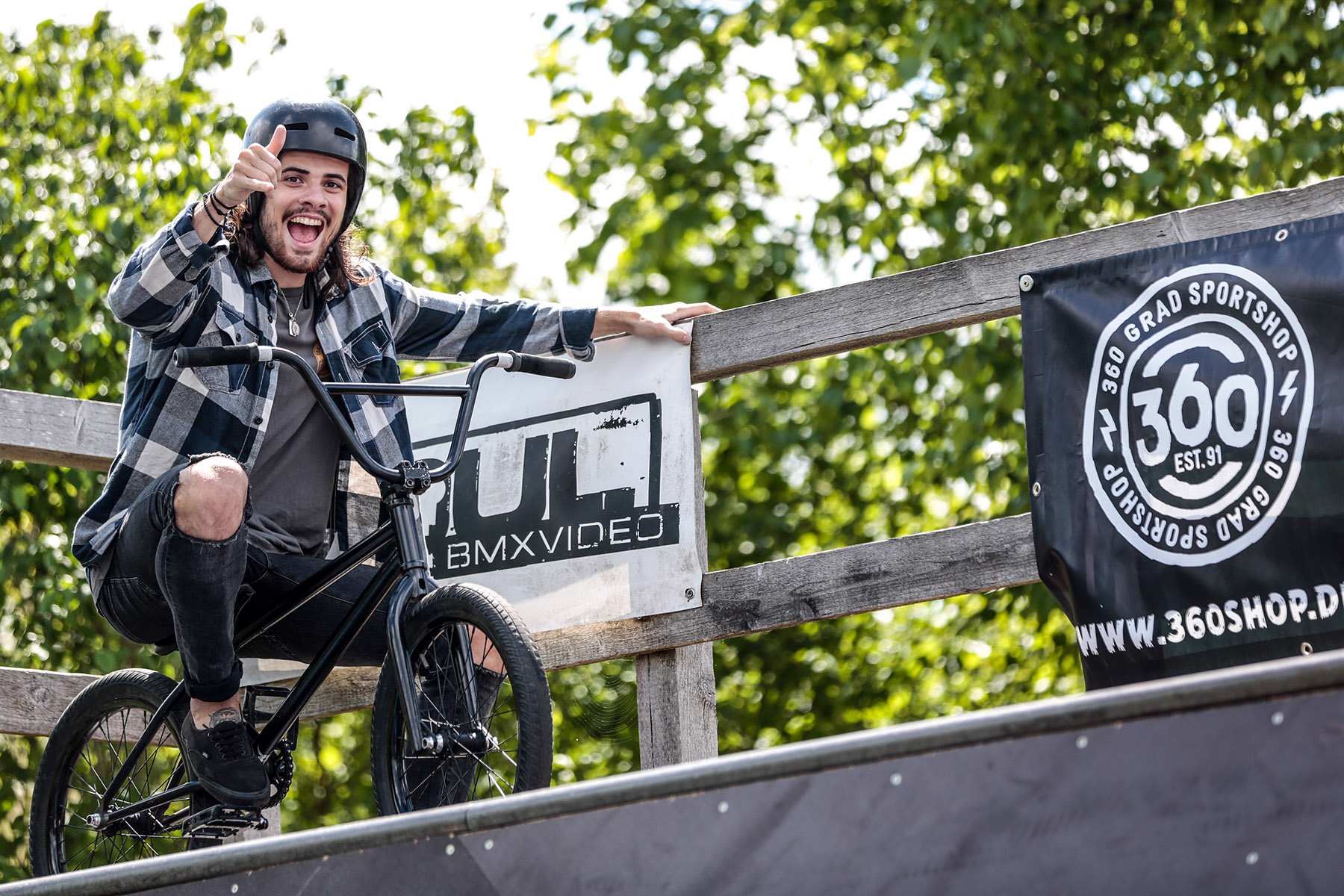 Manuel Isemann freute sich sichtlich über die renovierte Minirampe im Lohhof Skatepark