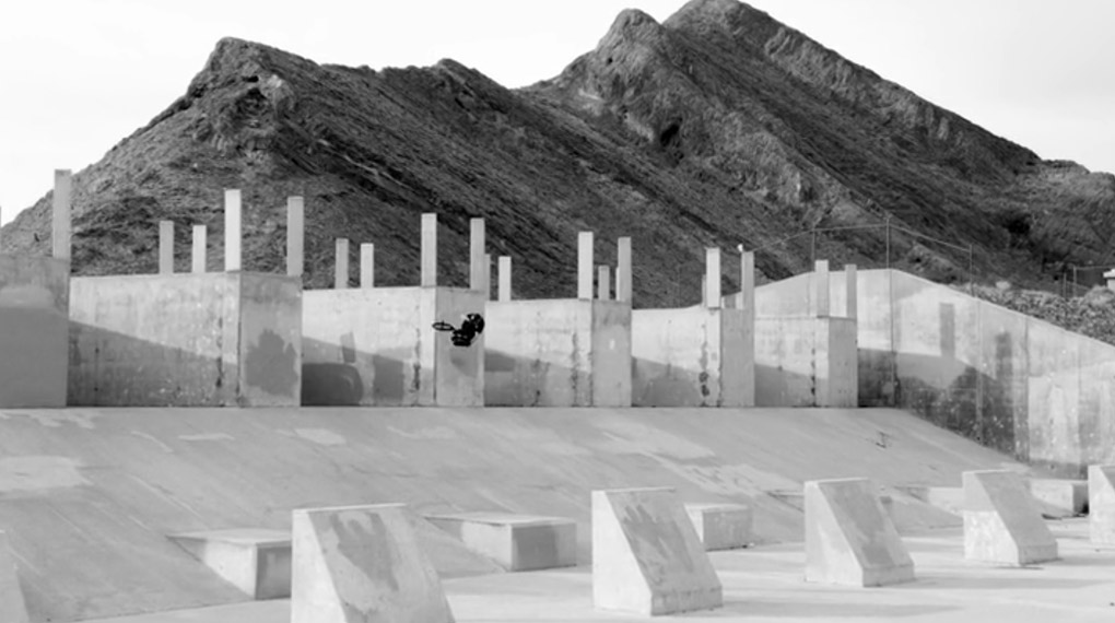 Brandon Semenuk ist ja eigentlich in der Mountainbikewelt zu Hause, aber auch auf seinem BMX-Rad geht der erfolgreichste Slopestylefahrer ever gut ab.