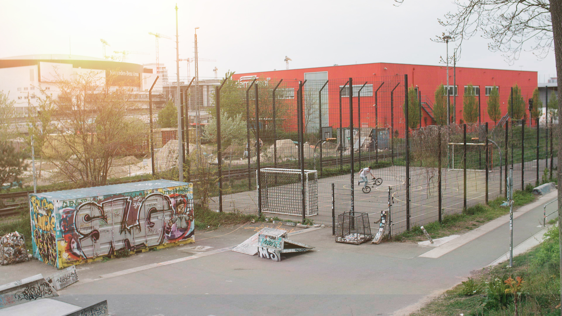 Dustyn Alt mit einem Tomahawk in Berlin-Friedrichshain