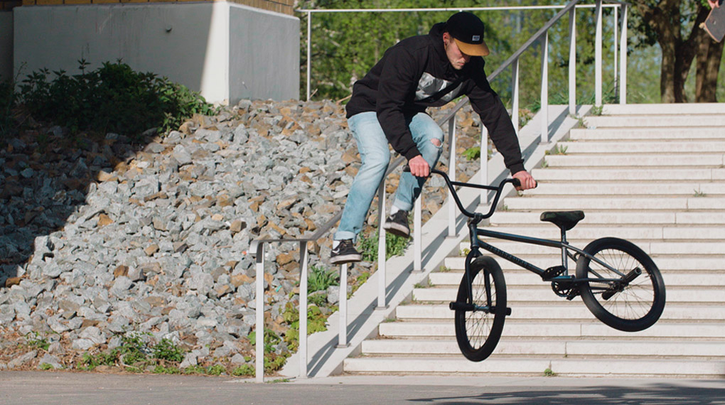 Flatland mit voller Inbrunst: Dustyn Alt hat sich mit dem Filmer Björn "Bommel" Mager zusammengetan und ein super Flatlandvideo in Berlin produziert.