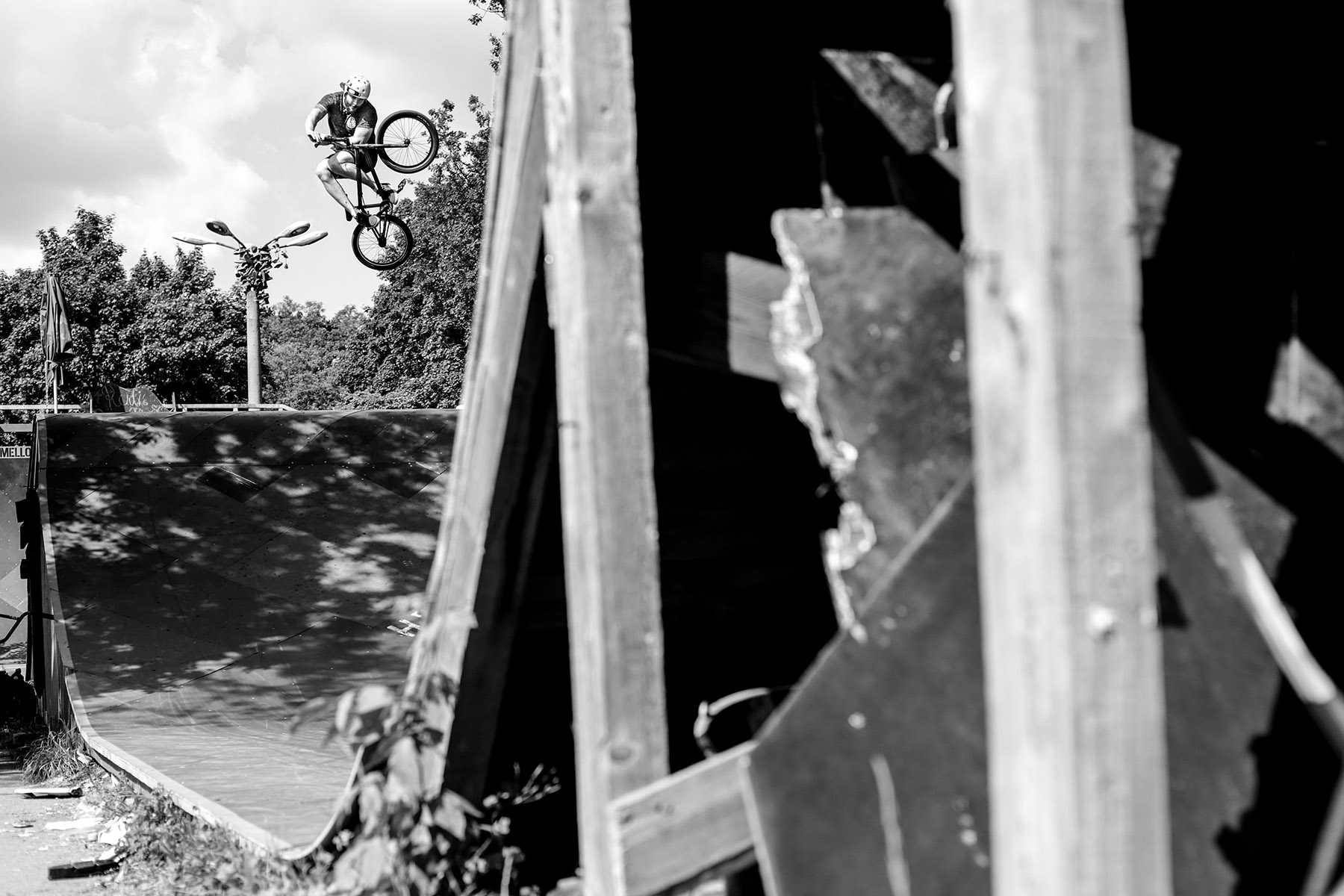 Gregor Zimmermann steezt über die umgebaute Jumpbox von Rudis Resterampe