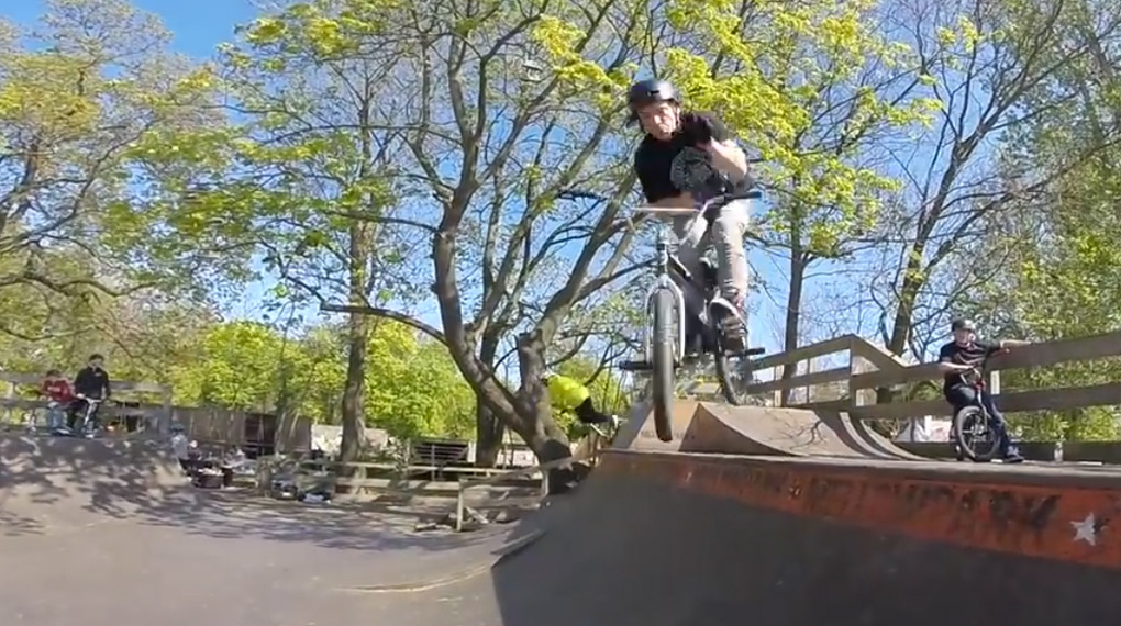 Ein zum Breaklessfahren bekehrter Kevin Liehn fährt sich auf der "Wickes Woodie"-Minirampe im Mellowpark Berlin für den Highway to Hill 2017 warm.