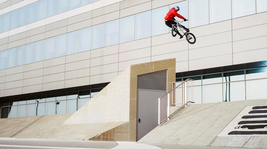 Für die neue Folge von "Three Day Metro Pass" hat Red Bull Kriss Kyle, Felix Prangenberg und Jordan Godwin einen Kurztip nach Mailand (Italien) spendiert.