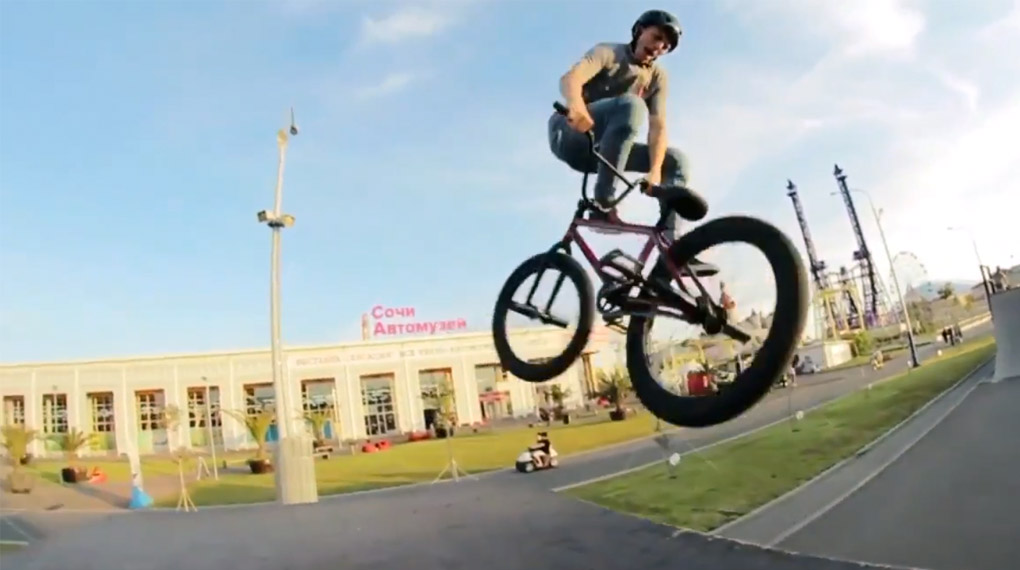 Heiße Freecoasteraction: Auf der Suche nach gutem Wetter und großen Transitions ist Max Chuprina aus Sibirien ins 5.000 Kilometer entfernte Sotschi gereist.