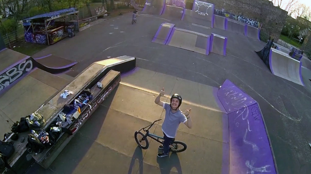 Finn Maurer hat seine Drohne in den Himmel von Darmstadt geschickt, um ein paar Clippies von Nico Dietz im BMX- und Skatepark an der Stadtmauer zu filmen.
