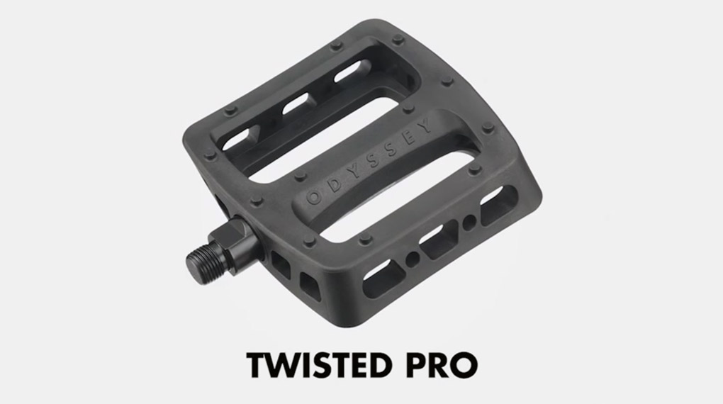 Größer, flacher, mehr Innenwölbung: Travis Hughes und Jacob Cable testen in diesem Promovideo die neuen Odyssey Twisted Pro Pedale auf freier Wildbahn.