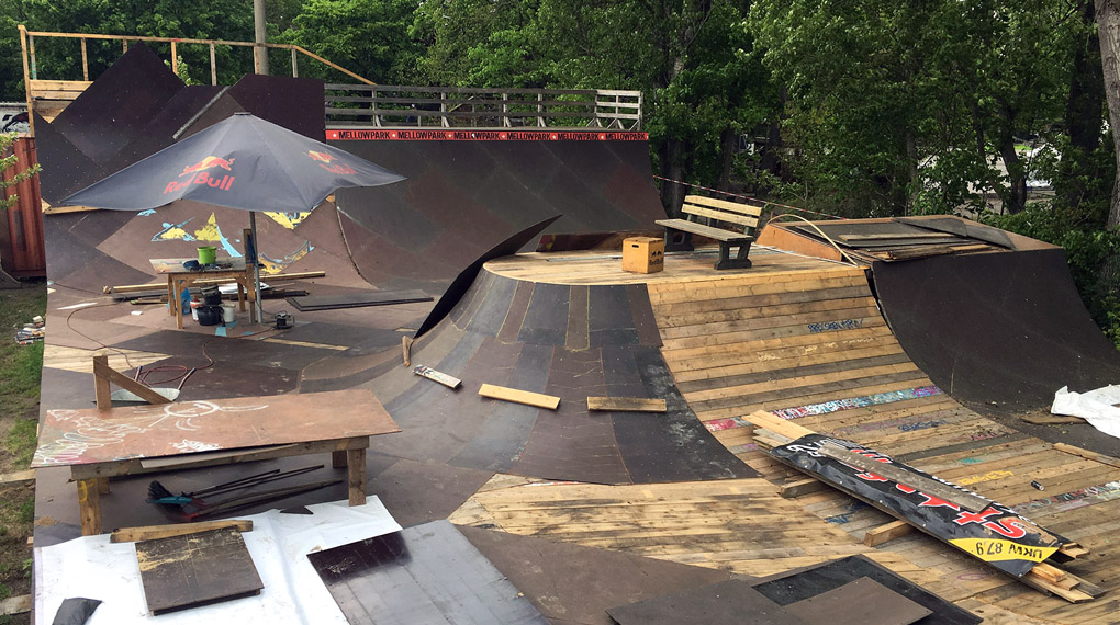 In Berlin-Köpenick laufen die Vorbereitungen für den Highway to Hill auf Hochtouren. Hier findest du einige Fotos von den Bauarbeiten an Rudis Resterampe.