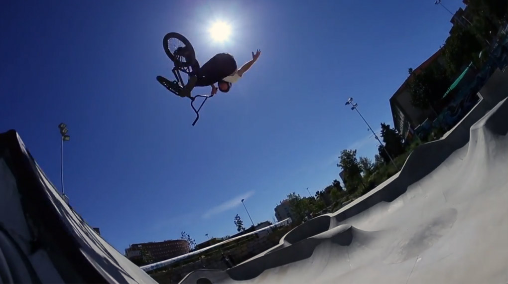 Sergio Layos hat für den Vans BMX Pro Cup in Málaga schon mal ein paar Trainingsrunden im Ruben Alcantara Skatepark absolviert. Mehr dazu hier.