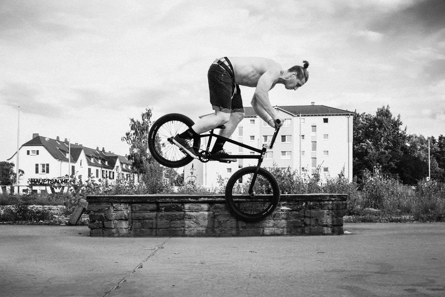Steffen Lehmann, Tooth Hanger am Ghettospot in Frankfurt; Foto: Merlin Czarnulla