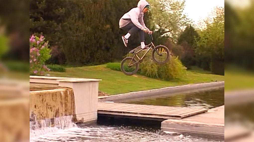 VX-Gold direkt aus den Tiefen Wiens: Valentin Moder von der Dove Shit Kru hat sich mal wieder auf den Straßen seiner Heimatstadt rumgetrieben. Straight g!