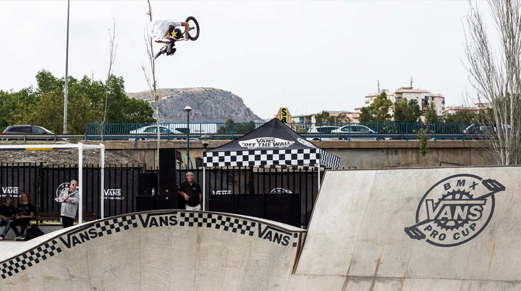 Sonnenschein, ein perfekter Bowl und einige der besten BMX-Fahrer der Welt! Hier ist unser Video vom ersten Trainingstag des Vans BMX Pro Cups in Málaga.