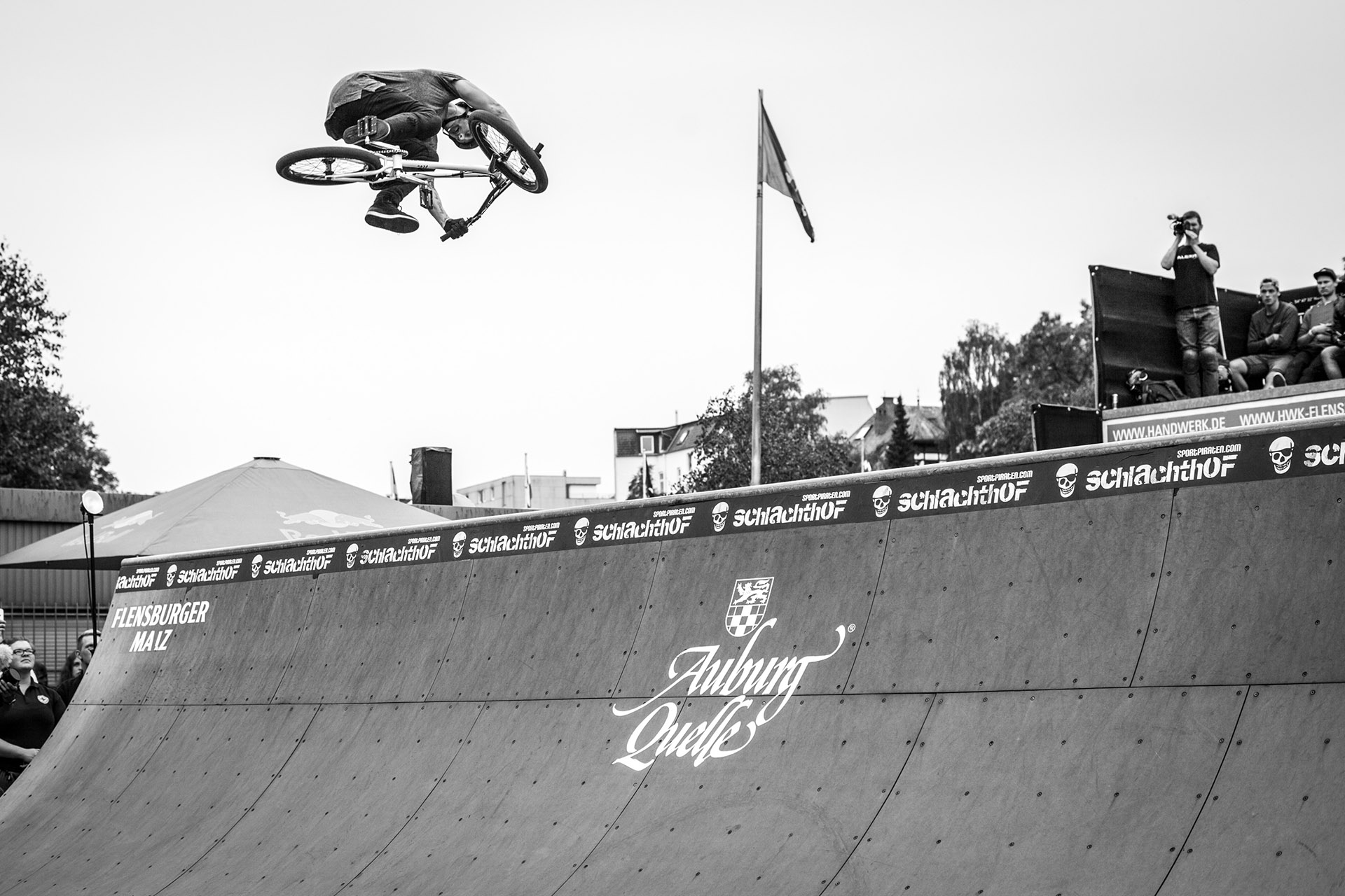 Jack Hobson war Teil der britischen Delegation, die in der Minirampe aufräumte; 360 One Footed Euro Table über die Spine