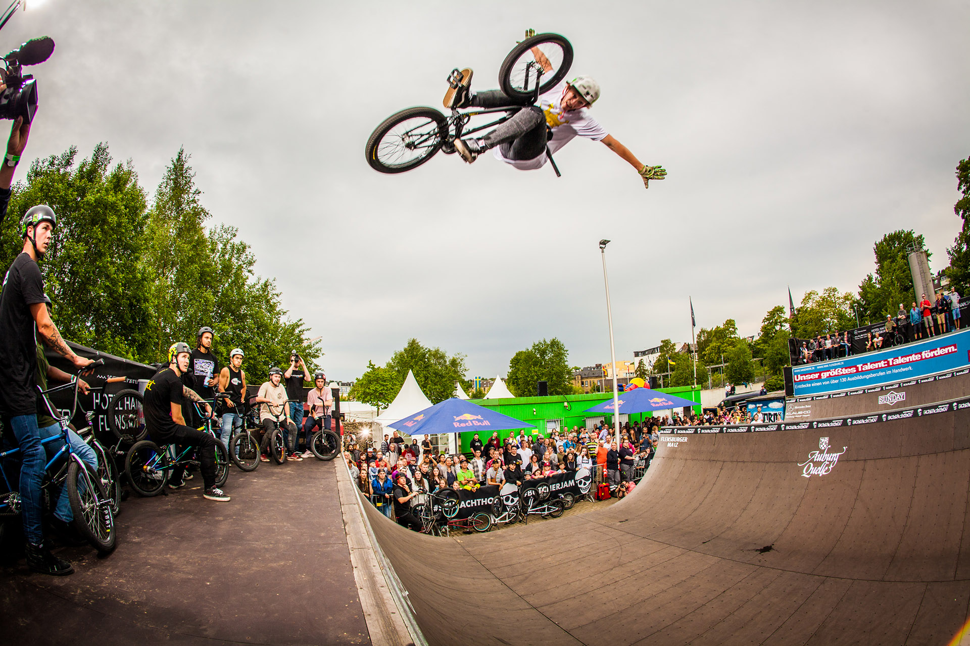 Paul Thölen hat in seinem Minirampenvorlauf etwas Pech und konnte sich deshalb nicht für das Finale qualifizieren. In Park/Pool lief es für ihn dafür umso besser …