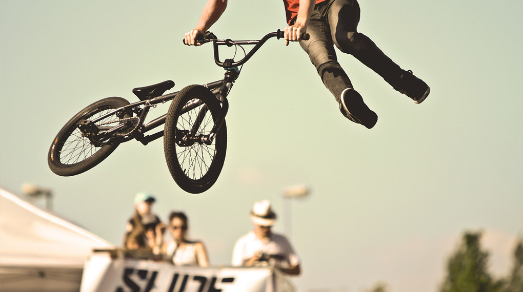 Du möchtest mit BMX anfangen? Super! Schutzausrüstung, das richtige Rad, Tricks – hier haben wir die wichtigsten Einsteigertipps für dich zusammengefasst.