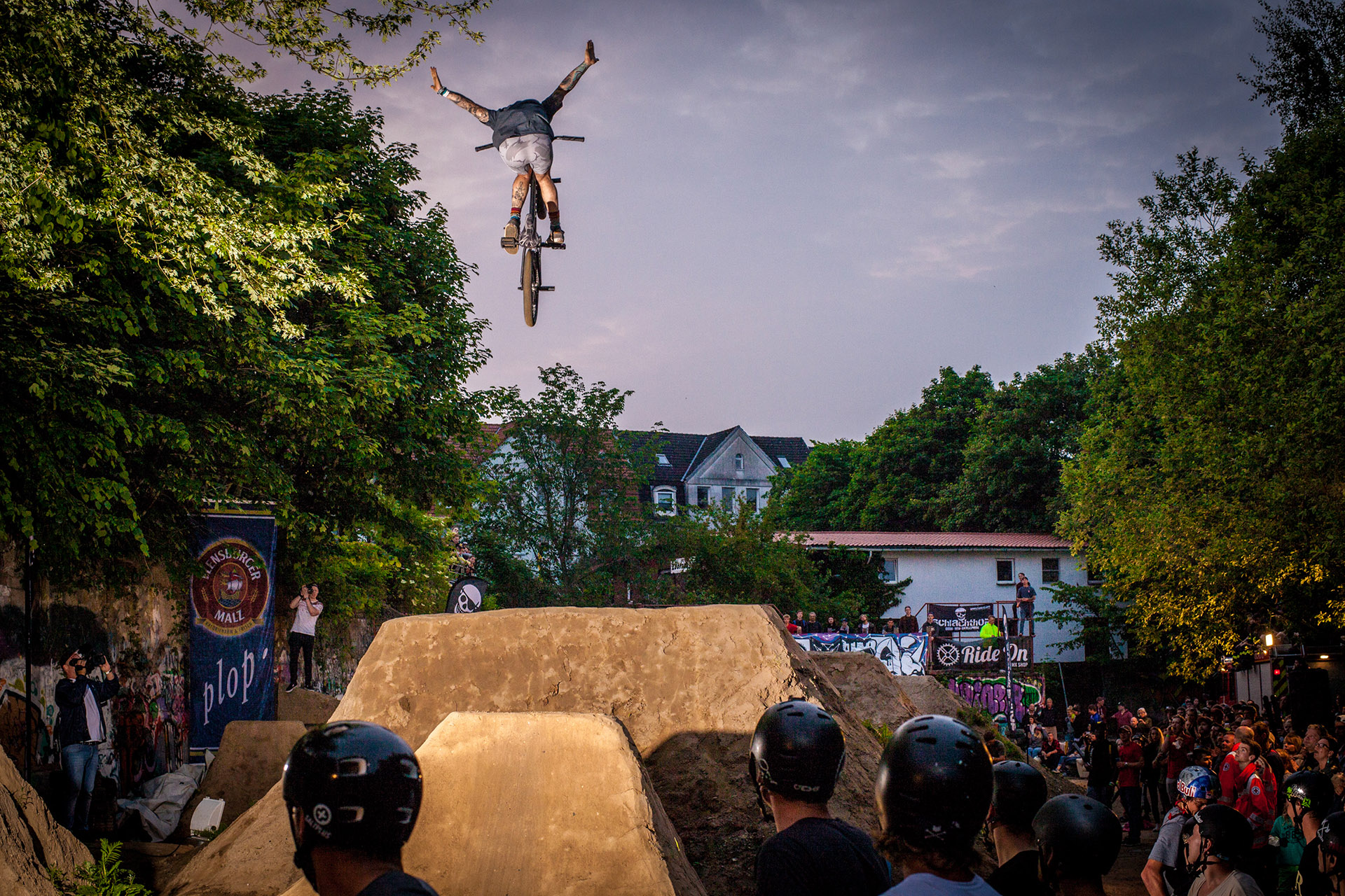 Wir sind uns nicht ganz sicher, ob Daniel Juchatz während des Dirtcontests einfach eine Unterhose trug oder den neusten Modetrend vorführte