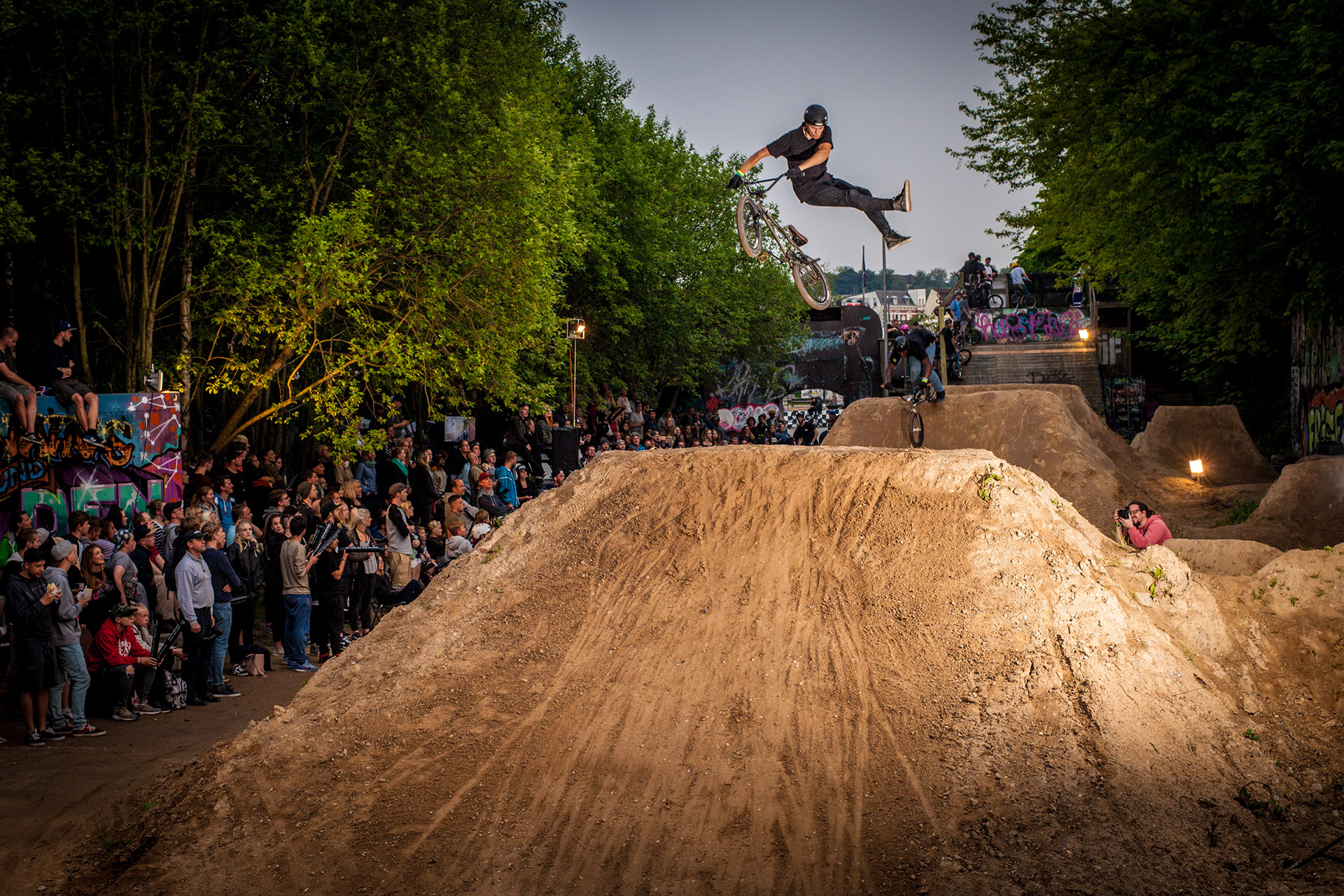 Fjonn Dutzmann beim Stretching für die Aftershowparty