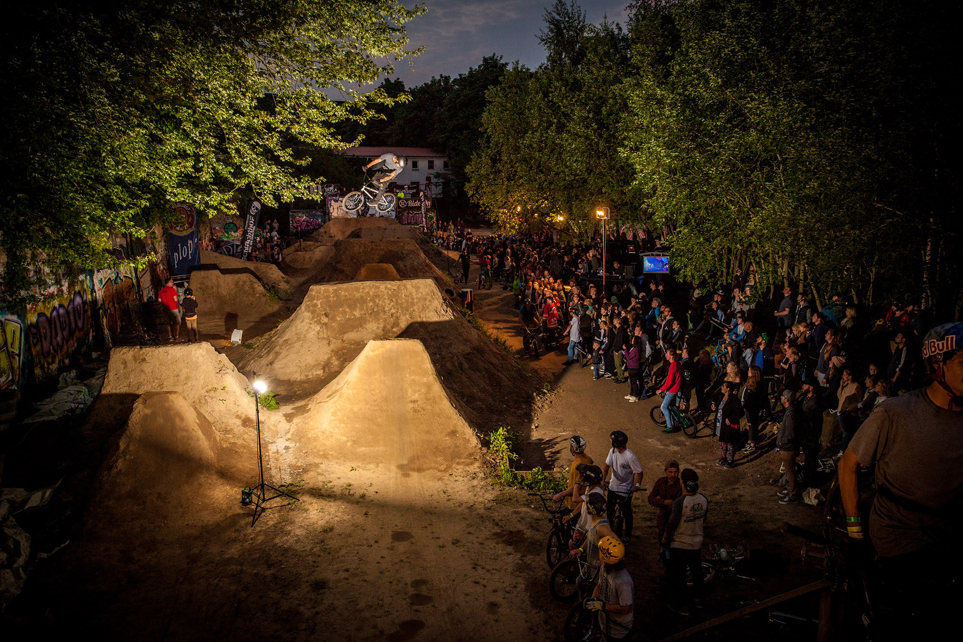 Die besten Fischbrötchen und jede Menge Action: beim Dirtcontest am Samstagabend wurde dem zahlreich erschienen Publikum einiges geboten; Jack Hobson, 360 über das erste Set