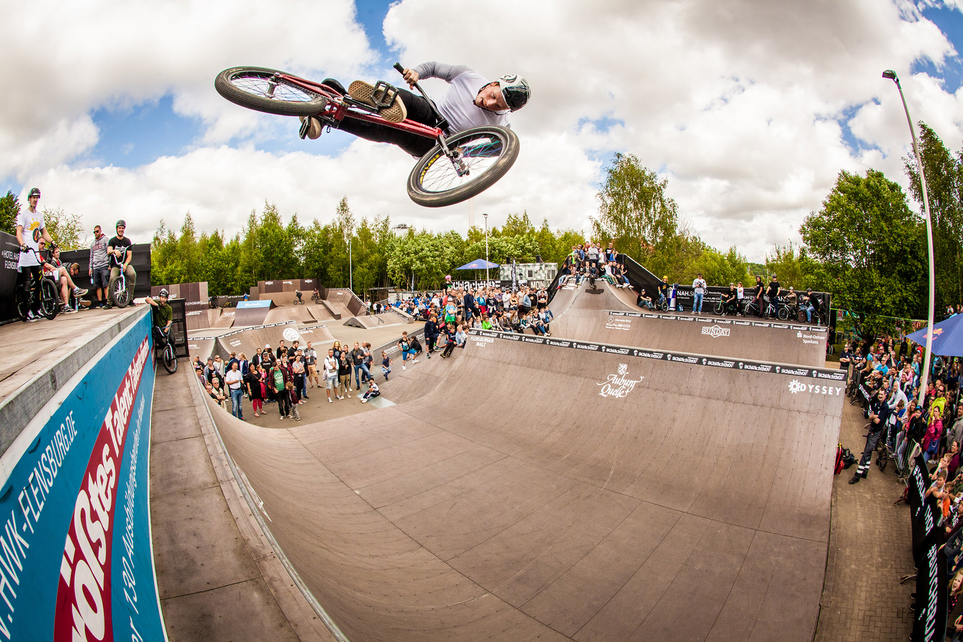 Ob kopfüber oder einfach nur geradeaus – James Jones flog in der Minirampe höher als alle anderen Fahrer
