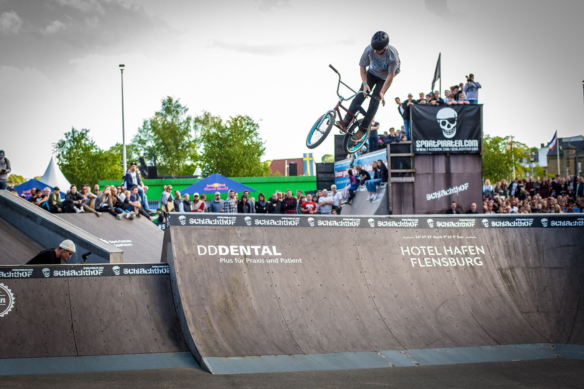Doppelt kann ja mittlerweile (fast) jeder, deshalb haute Dominik Freigang des Parkfinales einen Triple Truck über die Spine raus