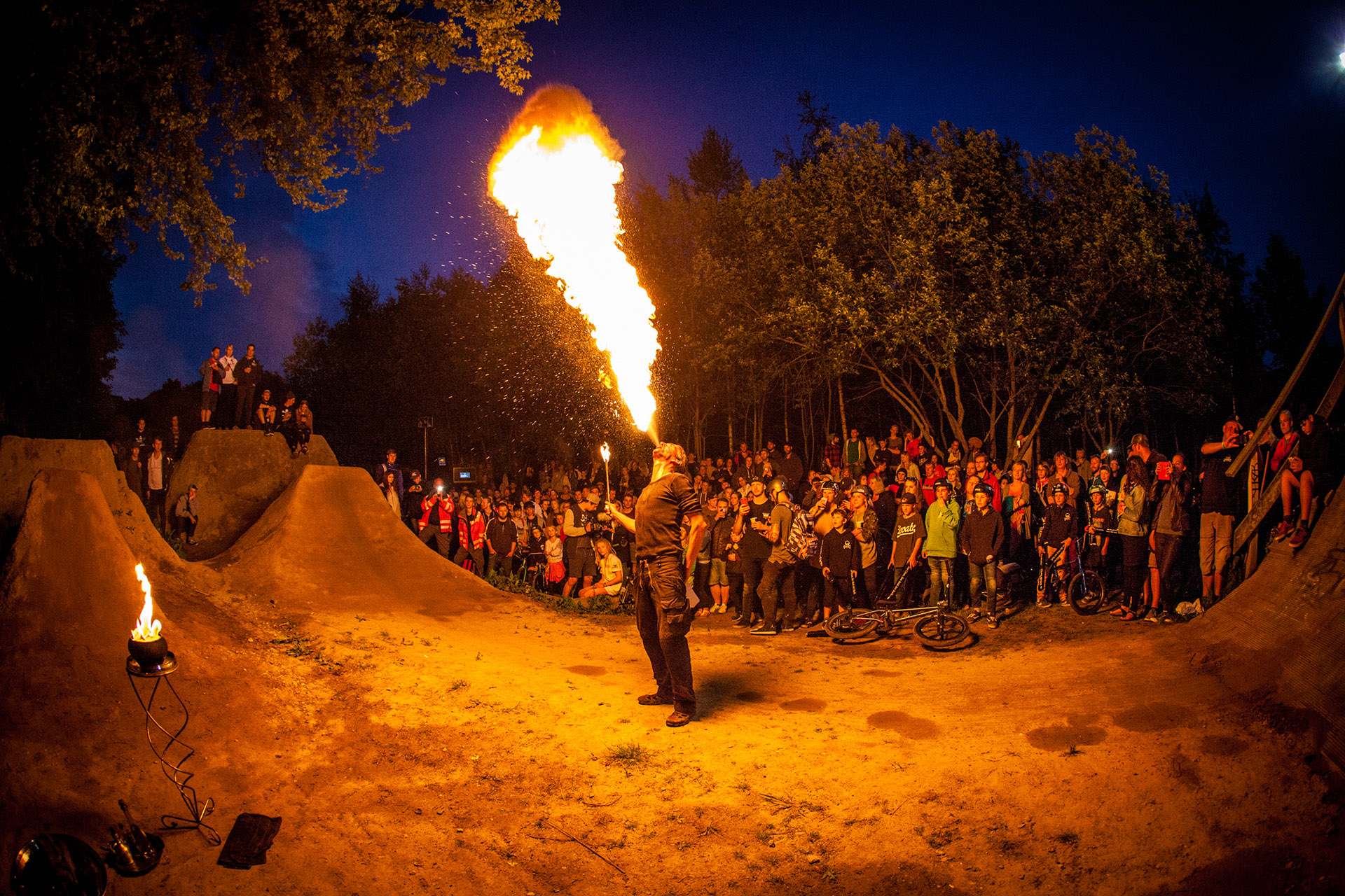 Im Anschluss an den Dirtcontest wurde noch eine Feuershow geboten, was die angrenzenden Bäume wahrscheinlich nicht ganz so toll fanden