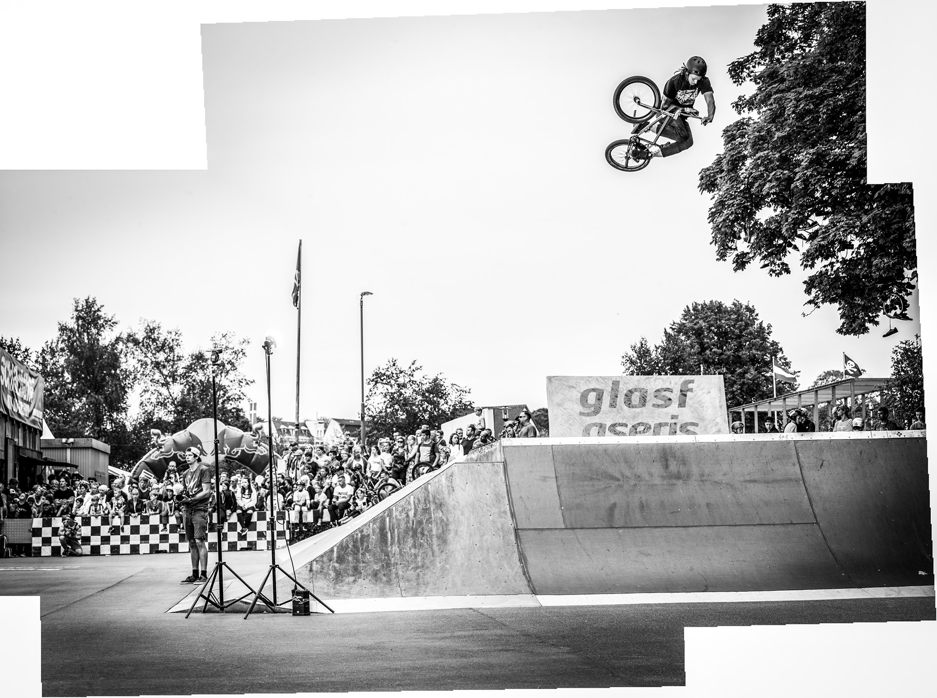 Markus Reuss schießt klammheimlich mit einem mächtigen 360 Table Top über die Box. Im Gegensatz zu Mattis Hansen und dem Publikum hat Hans Friedrich zum Glück aufgepasst