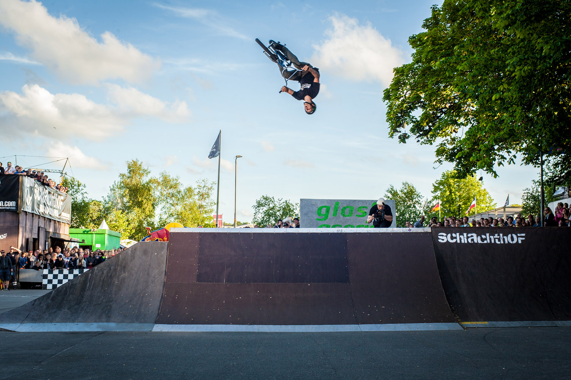 Für Tobias Freigang ist es zur Tradition geworden, seinen letzten Run beim Butcher Jam mit einem todesverachtenden Flair-Transfer zu beenden. Diesmal entschied er sich für die extraweite Variante aus der Spine ganz rechts im Bild über die Box und die links daneben liegende Hiplandung. Massiv!