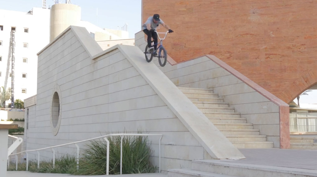 Auf der Suche nach Streettransitions und (Curved) Wallrides schießt Kevin Kalkoff in "Esthétique" mit prall gefüllten Reifen durch den urbanen Dschungel.