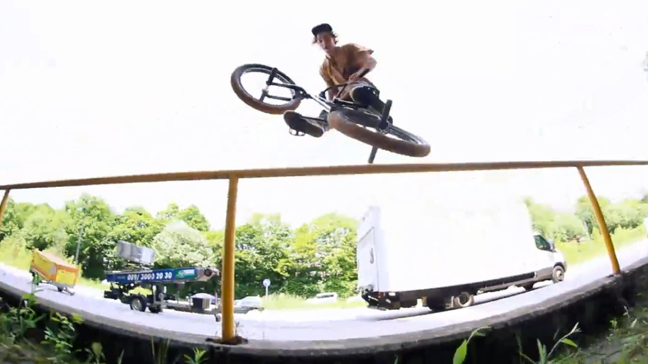 Lubos Durchan massiert ab sofort die Skateplazas und Streetspots von München im Auftrag von countrybikes durch. Skrr, skrr!