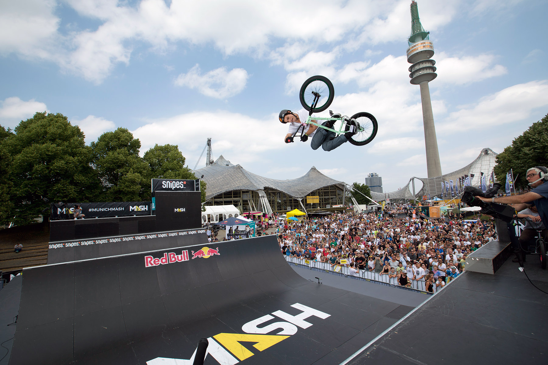 Schleckermäulchen Alex Hiam zur Abwechslung mal nicht in Copingnähe und möglichst kompliziert, sondern mit zeitlosem Style in luftiger Höhe