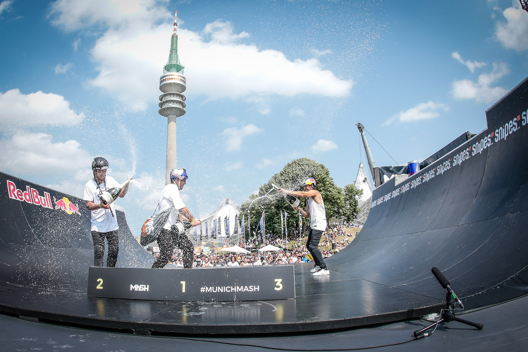 Die Siegerehrung von BMX Spine Ramp auf dem Munich MASH 2017 lief ein wenig aus dem Ruder