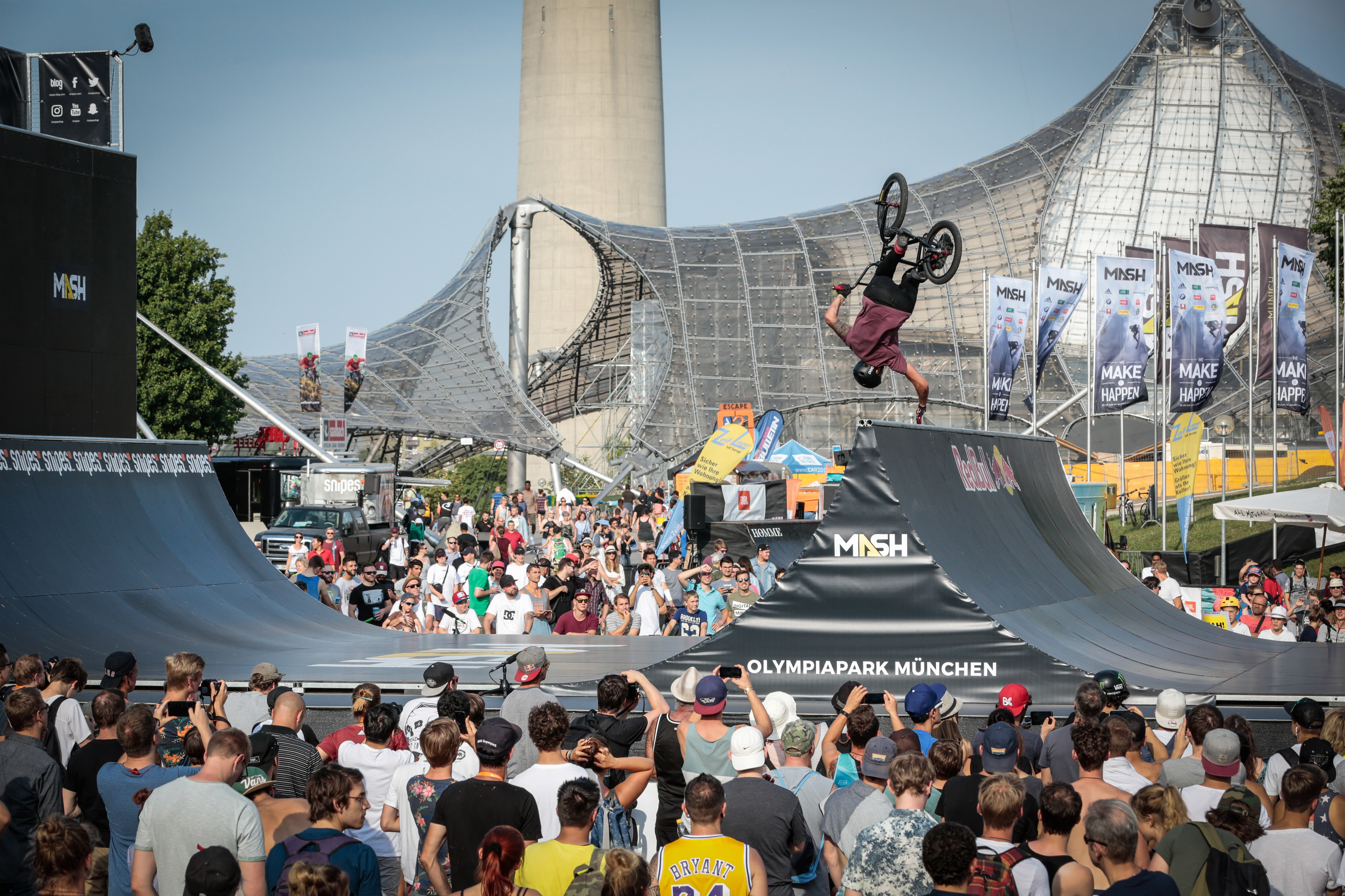 Michael Beran landete nach diesem Handplant über die Spine mit nur einer Hand am Lenker, fuhr so die gegenüberliegende Transition hoch und performte noch schnell einen Barspin Air auf Copinghöhe, bevor es weiterging