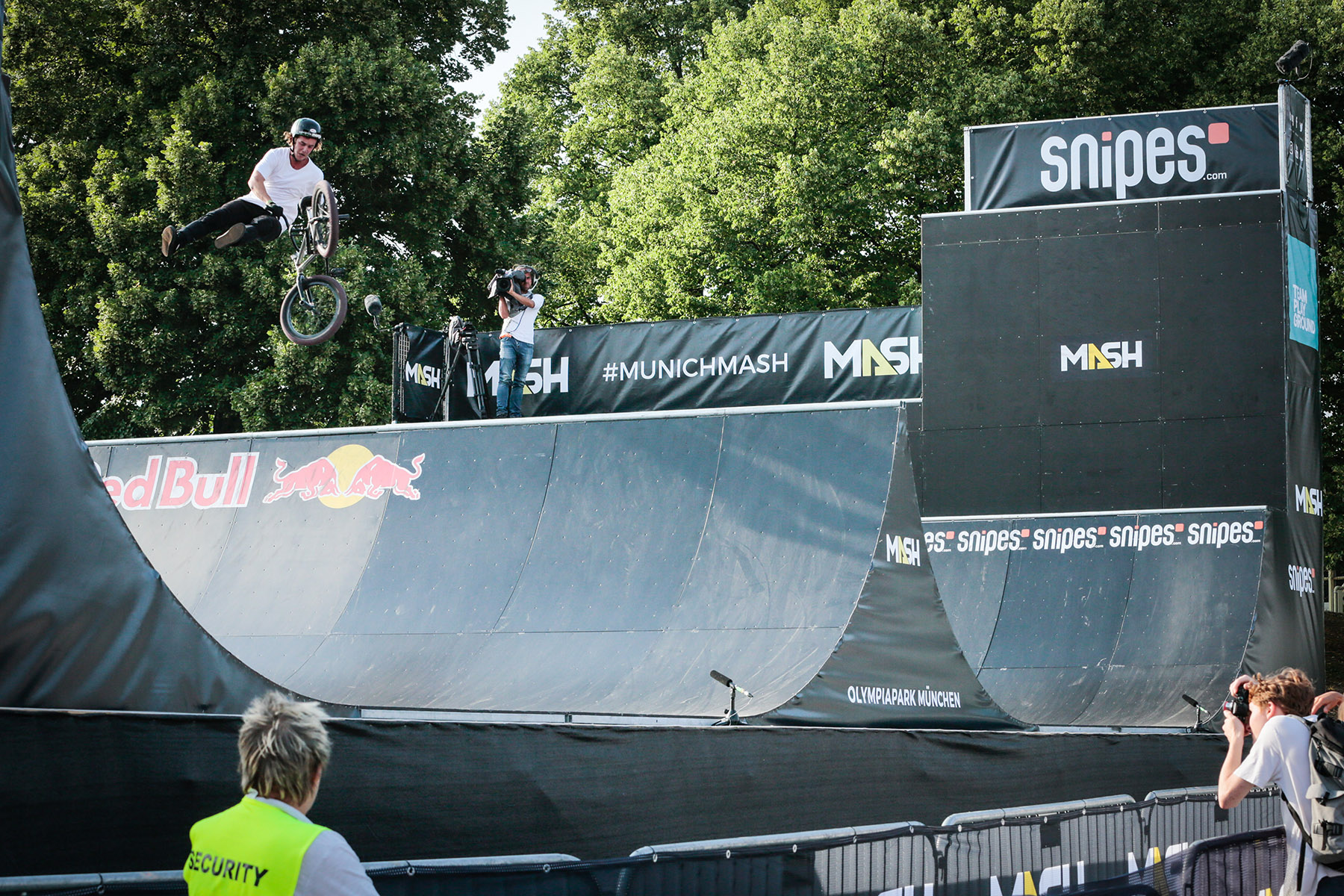 Pat Casey machte während des Best-Trick-Contests gefühlte 20 Mal einen 180 Double Tailwhip über die Spine. aber leider wollte der geplante Fakie Frontflip im Anschluss daran nicht klappen