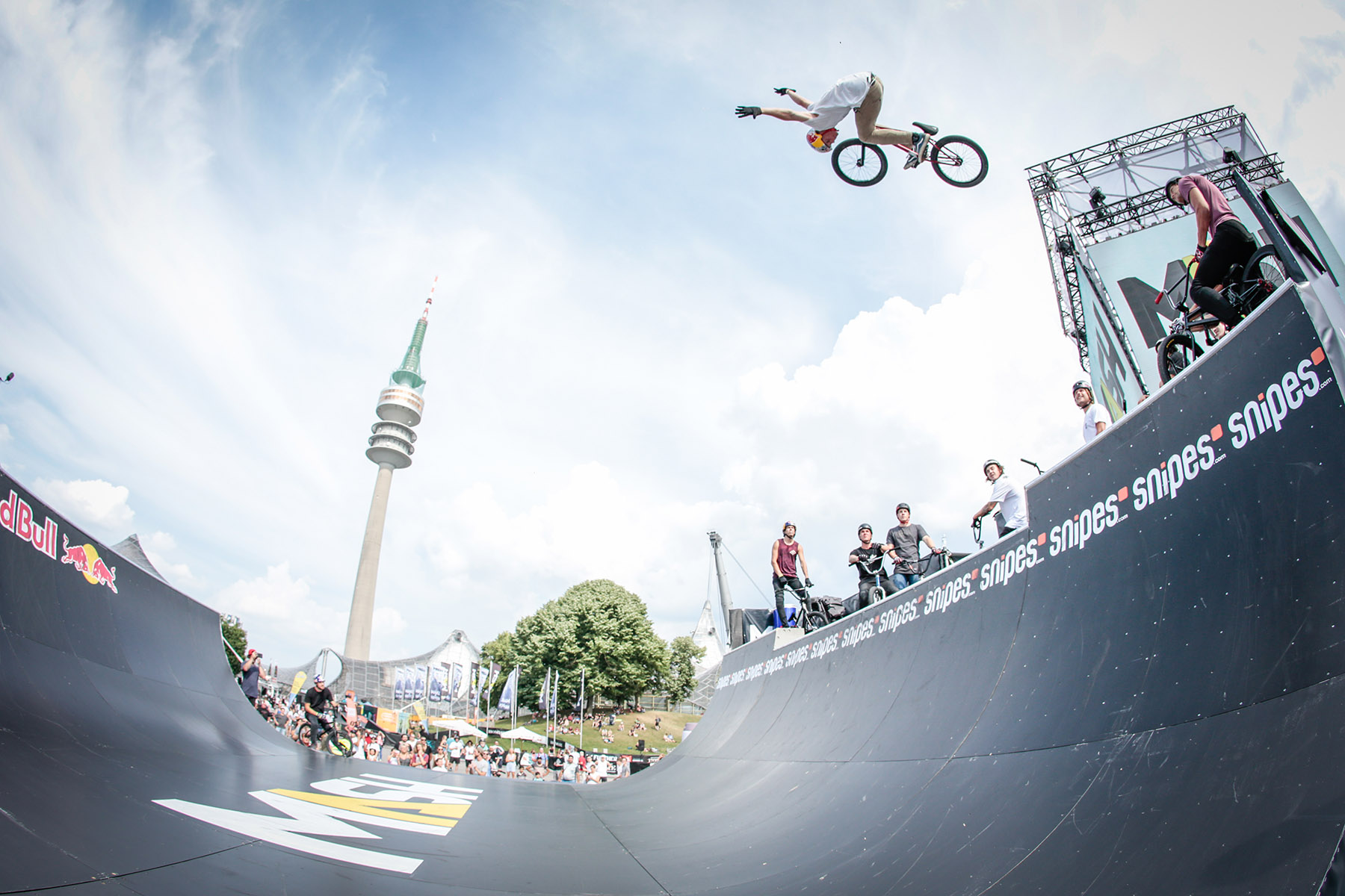 Paul Thölen schaute nur kurz für den Best-Trick-Contest am Freitagnachmittag auf dem Munich MASH vorbei, zeigte dort einen Footjam to Fakie auf der Subbox, die dafür eigentlich viel zu weit vom Coping stand, und flog dann am Samstagmorgen zurück nach Hause, um abends auf dem Abiball seines Jahrgangs dabei zu sein #prolifeainteasy #packs