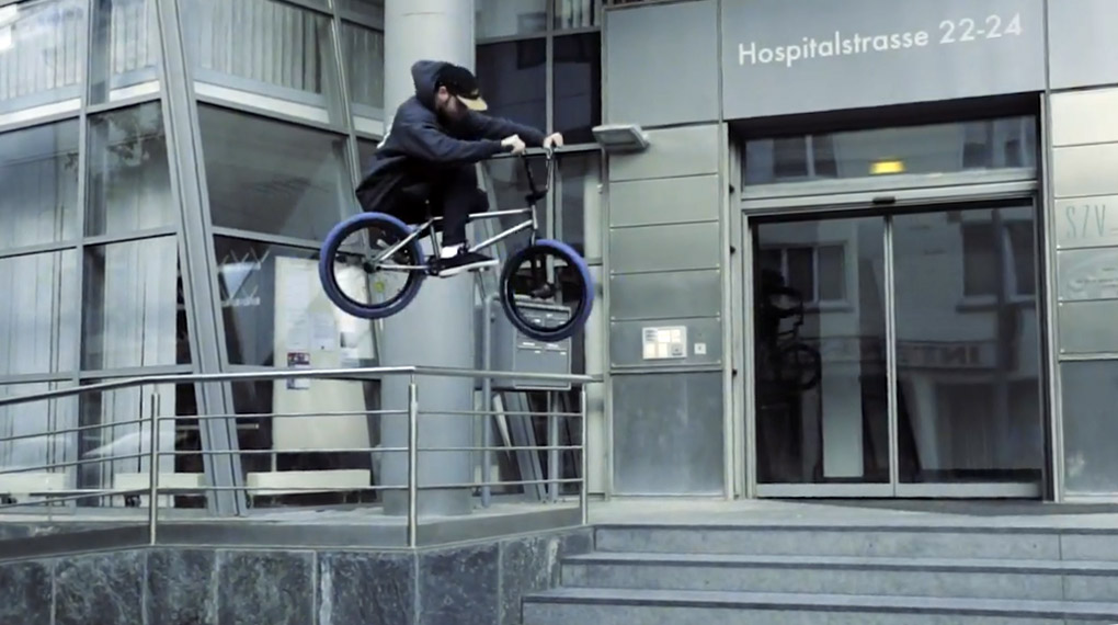 Hier entlang für das Behind-the-scenes-Video vom Fotoshooting mit Miguel Smajlji, André Bodlin u.a. für die 2017er Werbekampagne des kunstform BMX Shops.