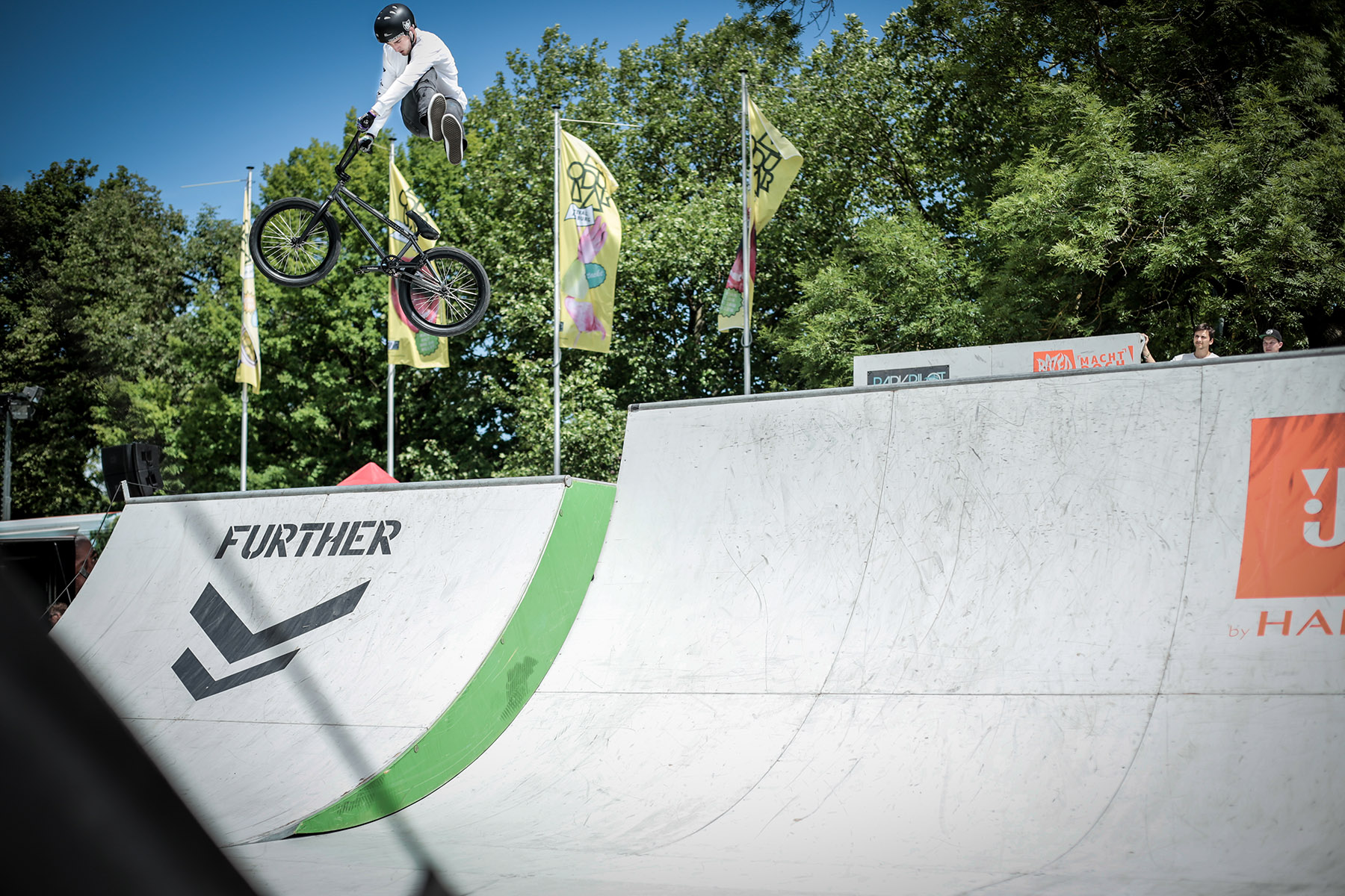 Nachdem sich Miguel Franzem auf der Simple Session das Knie zerstört hat, scheint es ihm langsam, aber sicher wieder besser zu gehen